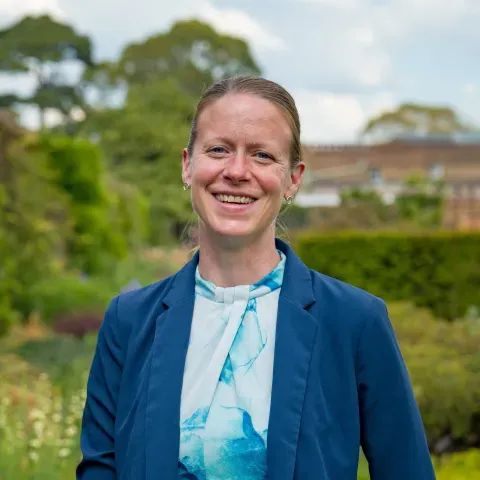 A headshot photo of Carrie Andrew at Kew Gardens
